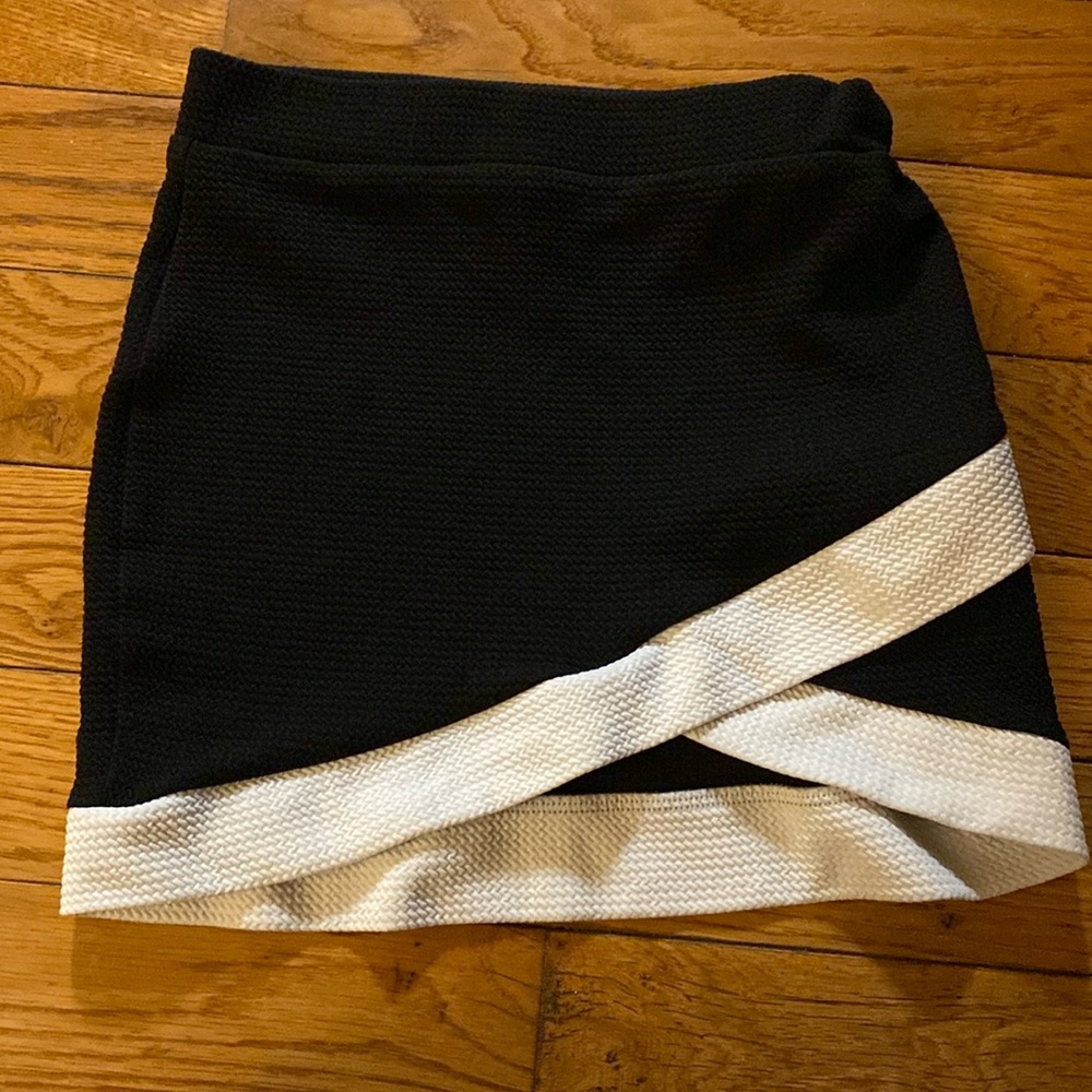 Size: Small
Brand: Zoy
Colors: Black and white
Soft texture